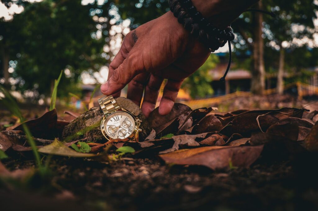 Montre en or perdu dans les bois, une mai la ramasse - Représente le temps perdu chez les artisans